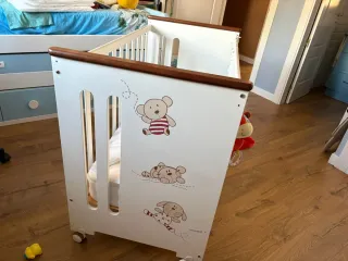 Cuna de bebé blanca