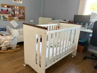 Cuna de bebé blanca