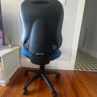 Silla de estudio azul y negra