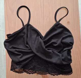 Top negro con encaje