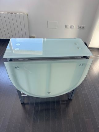 Mesa extensible cristal y metal