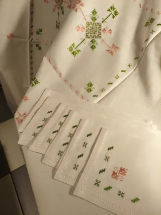 Mantel y servilletas bordados vintage