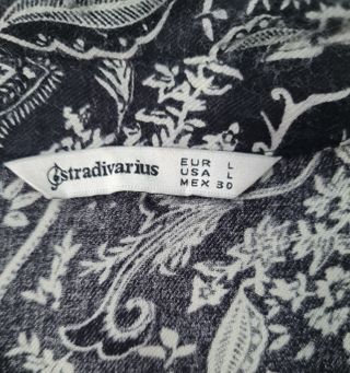 Vestido Stradivarius estampado paisley