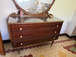 Conjunto de mueble de madera con puertas y cajones