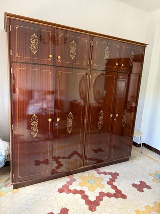 Conjunto de mueble de madera con puertas y cajones