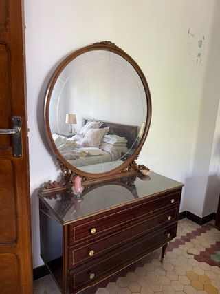 Conjunto de mueble de madera con puertas y cajones