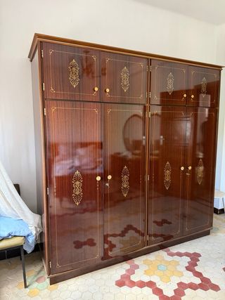 Conjunto de mueble de madera con puertas y cajones