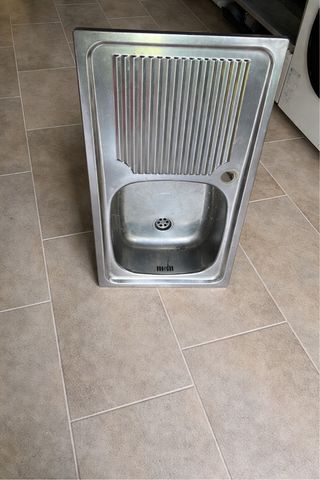 Lavabo de metal plateado