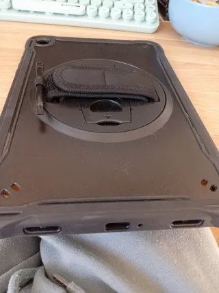 Funda rígida con soporte de mano