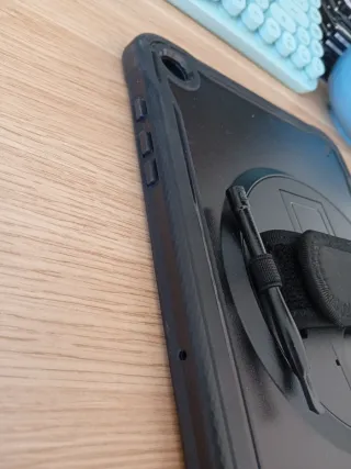 Funda rígida con soporte de mano