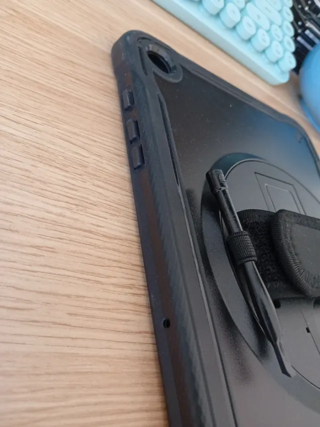 Funda rígida con soporte de mano