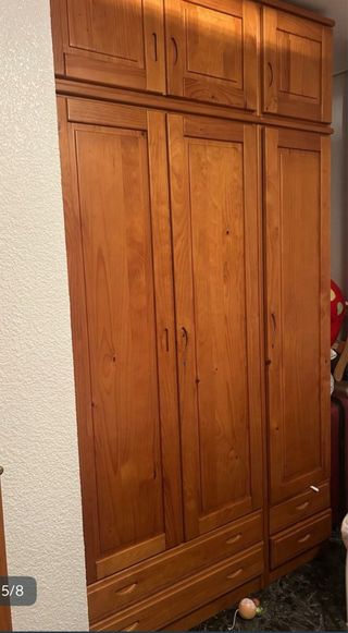 Armario de madera maciza