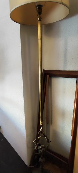 Lámpara de pie de latón y bronce tallsdo