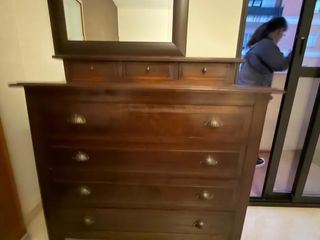 Cómoda de madera marrón