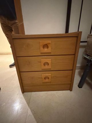 Mesita de noche de madera