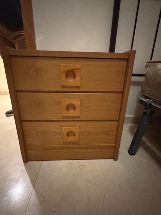 Mesita de noche de madera