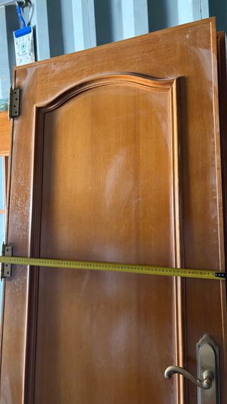 Puerta de madera con marco y manilla