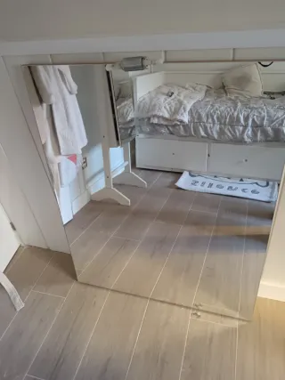 Espejo de pie con marco blanco