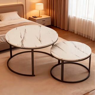 Set di due tavoli rotondi in marmo e metallo