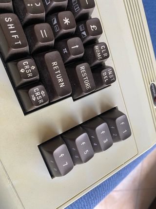 Commodore VIC 20 con alimentatore