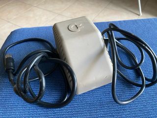 Commodore VIC 20 con alimentatore