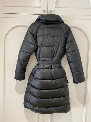 Abrigo negro acolchado largo
