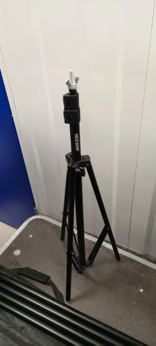 Trípode Neewer para focos de luz