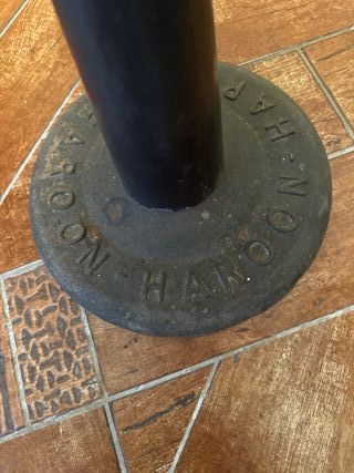 Taburete de madera y pie de hierro