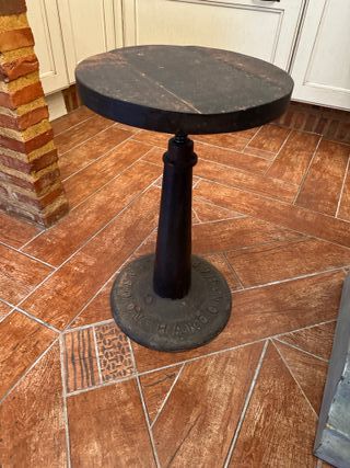 Taburete de madera y pie de hierro