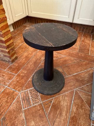 Taburete de madera y pie de hierro