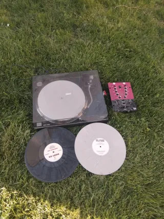 Tocadiscos Fonestar SF-2600B y mezclador