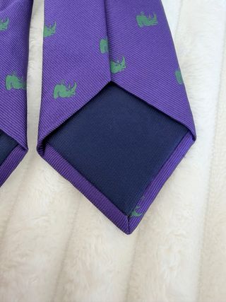 Corbata Scalpers Morada con Rinos Verdes