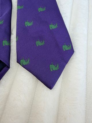 Corbata Scalpers Morada con Rinos Verdes