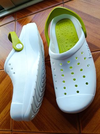 Zuecos blancos y verdes nuevos