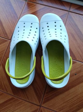 Zuecos blancos y verdes nuevos