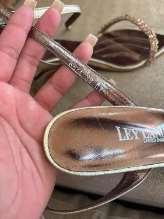 Sandalias de tacón doradas LEY LAND