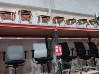 Sillas de madera con base metálica de 4 patas