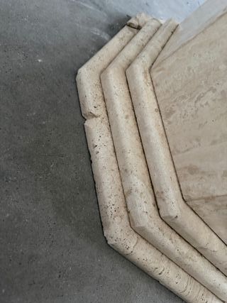 Mesa redonda de cristal y piedra beige