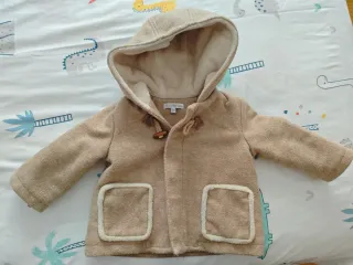 Abrigo bebé con capucha y forro de pelo