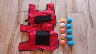 Chalecos y bolas para juegos al aire libre