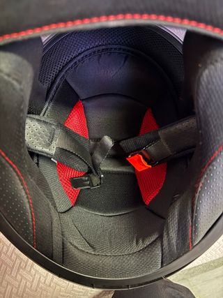 Casco de moto negro con detalles amarillos