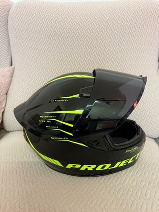 Casco de moto negro con detalles amarillos