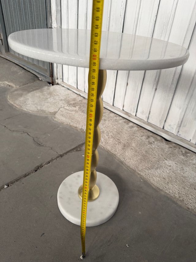 Mesita auxiliar mármol y metal dorado