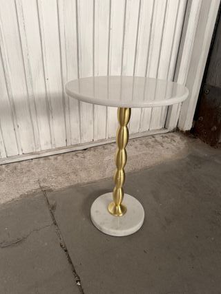 Mesita auxiliar mármol y metal dorado