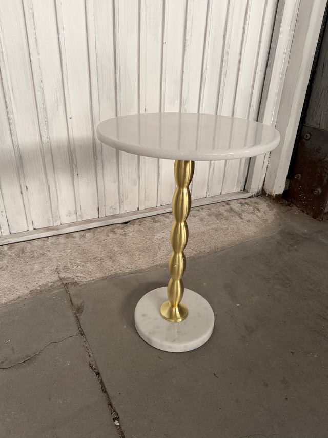 Mesita auxiliar mármol y metal dorado