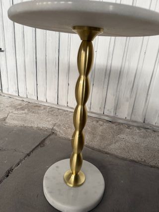 Mesita auxiliar mármol y metal dorado