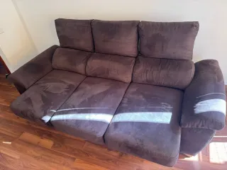 Sofá 3 plazas marrón.