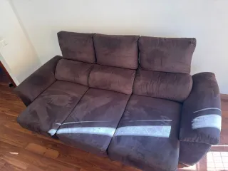 Sofá 3 plazas marrón.