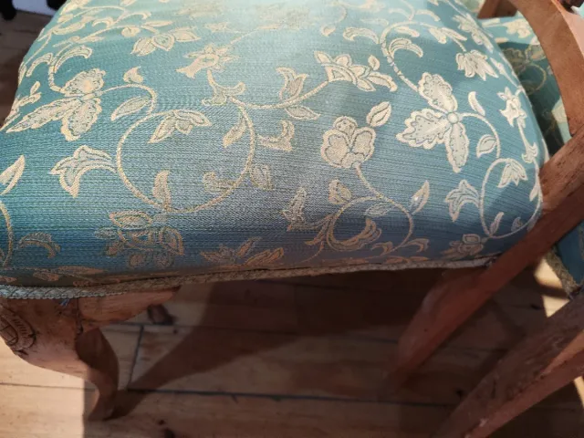 Sillas de madera tallada