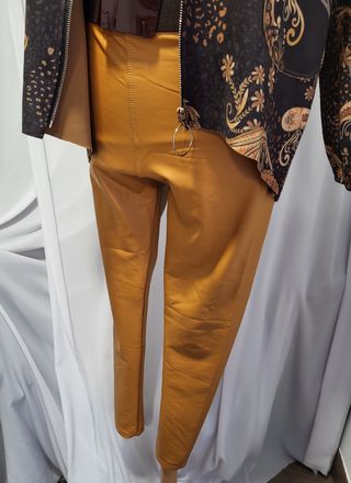 Chaqueta con capucha y estampado paisley